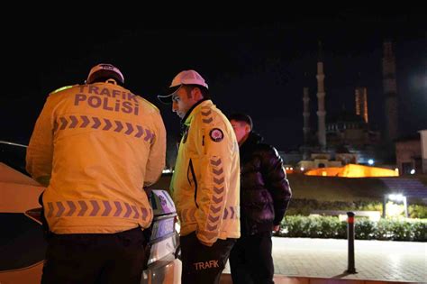 Edirne’de alkolü sürücülere ceza yağdı, cam filmlerini ise elleriyle söktüler